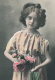 ENFANTS - LITTLE GIRL - MAEDCHEN - Jolie Carte Fantaisie Portrait Fillette Et Fleurs - Portraits