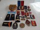 Lots De Medailles Insignes  Broches Decorations Grades  Etc +DE 170 PIECES  LE TOUS DANS UNE CAISSE BOIS MILITAIRE - Autres & Non Classés