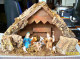 CRECHE DE NOEL BOIS ECORCE MOUSSE... AVEC 7 PERSONNAGES Et ANIMAUX EN PLASTIQUE DIMENSIONS : LONG 35 LARG 16 HAUT 22cm - Nacimientos - Pesebres