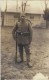 CPA Photo Portrait De Militaire En Tenue De Campagne Avec Casque à Pointe Et Fusil - Personen