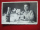 PHOTOGRAPHIE - 10.5 X 6.5 - UN HOMME A TABLE AVEC UNE BOUTEILLE DE CHAMPAGNE - - Photographie