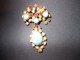 BELLE BROCHE 1920  D´ORIGINE  STRASS ET 3 TURQUOISES - COMPLETE- FERMOIR ANCIEN- HAUTEUR:6cm - Brooches