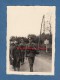 Photo Ancienne - LANDOUZY Ou ORIGNY En THIERACHE - Officier Allemand Et Prisonniers Français - 1940 - Pancarte Vervins - Guerre, Militaire