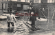 PARIS - CRUE De La SEINE - Un Laitier Sur Son Radeau   Rue De Bourgogne  - Dos Vierge - 2 Scans - Inondations De 1910