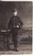 Carte Postale Photo Militaire Allemand SOLDAT En Uniforme-Ceinturon-Tenue- Casque-Photo Bauer KARLSRUHE (Allemagne) - Karlsruhe