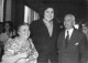 Photo De Presse - MIKIS THEODORAKIS  écrivain , Compositeur , Homme Politique , Et Ses Parents En 74 - Famous People