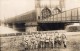 CPA 1156  - MILITARIA - Carte Photo Militaire - Groupe De Soldats & Pont - Photo DUGAS STRASBOURG - Personaggi