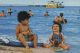 ÄLTERE POSTKARTE KUWAIT TOWERS BOATS SEA SIDE KUWEIT Tower Beach Plage Kinder Children Enfant Ansichtskarte Cpa Postcard - Koweït