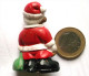 LE PERE NOEL AVEC SA CLOCHE ET SON SAC VERT . FIGURINE 5 CM PEINTE . EN TERRE CUITE - Autres & Non Classés