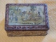 Ancienne Boîte Rectangulaire En Tôle "La Fontaine Du Village" -Exclusivité Biscuits Flor Montpellier - - Popular Art