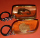 Lot 2 Anciens Porte-clés Clef CLE Publicitaire En Plastique, Incllusions Coquille Perle Hippocampe, Pub Cafés 83 Var - Key-rings