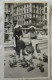 Photographie Ancienne Femmes Pigeons Fontaine Pharmacie    - Photo Lugda Lumière - Personnes Anonymes