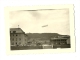 PHOTO D UN ZEPPELIN AU DESSUS D UNE CASERNE A IDENTIFIER - Aviation