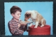 Vintage Children Topic Postcard - Small Boy Feeding His Little Dog - Groupes D'enfants & Familles