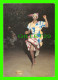 BANJUL, GAMBIE - THE GAMBIA - GAMBIAN DANCER, THE AFRICAN EXPERIENCE- WRITTEN - JULIA KERR, PHOTO - DIMENSION 13X18 Cm - - Gambie