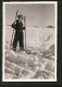 Foto-AK Bub Im Schnee Mit Zu Grossen Skiern Und Skistöcken - Winter Sports