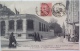 Très Belle CPA De 1906 Animée De Lons-Le-Saunier, Banque Prost, Rue De La Préfecture Et Le Clocher De L'Eglise St-Desiré - Lons Le Saunier