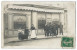 Carte Photo - Trois Femmes (Personnel, Serveuse ?..) Et Un Groupe De Militaires Devant Un Café - Cafés