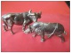 Lot 2 Figurines Plastique Animaux Sauvages Rhinocéros Buffle Lessive OMO Jouets - Autres & Non Classés