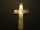 Petite Croix De Cou Ancienne Sculpté Dans De La Nacre Naturelle - Other & Unclassified