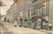 CPA Saint Chéron (91 Essonne) Café épicerie (rue Des Mares) Groupe, Femmes, Enfants, 1 Homme - Pub Chocolat Menier - Saint Cheron