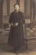 Carte Photo Originale Femme - Belle Jeune Fille Avec Livre Et Décor En Studio - - Personnes Identifiées