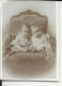 DJE23  -  CABINET  PHOTO, CDV  - BADEN, SCHWEIZ --  BABY  -  ZWILLINGE -  FOTO.:  ZIPSER & SCHMIDT  --  8,8 Cm  X 6,4 Cm - Alte (vor 1900)