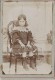 Photographie Montée Sur Carton/Petit Format/Petite Fille Assise Sur Chaise /Vers  1910   PHOTN66 - Sin Clasificación