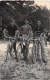 03458 "TRE RAGAZZI IN BICICLETTA - ANNI '50 DEL XX SECOLO"  ANIMATA, FOTOGRAFIA ORIGINALE. - Ciclismo