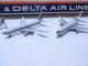 COFFRET PROMOTIONNEL  5 AVIONS EN METAL  AU  1/600 EME DELTA AIR LINES MADE IN RFA - Cadeaux Promotionnels