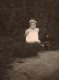 Photo Originale Enfant - Fillette Assise Dans La Jardin - - Anonymous Persons