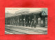 FEIGNIES 1905  TRAN  INTERIEUR GARE COTE VOIE METIER CHEMINOT      CIRC OUI EDIT - Feignies