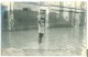 La Grande Crue De La Seine 1910 . Garçon Boucher Chaussé De Bottes D'égoutier Allant Livrer La Viande Aux Habitants - Inondations De 1910