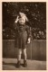 Photo Originale Guerre 39-45 - Enfant Et Patriotisme - Fillette Au Garde à Vous Avec Képi En Septembre 1941 - Kinbling - Oorlog, Militair