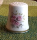 THIMBLES - DÉ À COUDRE EN PORCELAINE - BOUQUET DE FLEURS ROSES - FATIMA, FRANCE - - Dés à Coudre