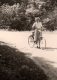 Photo Originale Vélo - Jeune Femme Souriante Et Son Vélo En 1953, En Forêt - Cyclisme