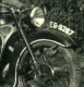 Pologne Ksieginice Couple Sur Une Belle Moto EMW R35 Ancienne Photo Snapshot 1956 - Cars