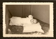 PHOTO ORIGINALE 30 MARS 1952 BÉBÉ DANS SON LANGE - 2 Scans  - - Persone Anonimi