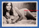 Photo Ancienne - Poster Au Mur De Claudine AUGER - Miss France 1957 - Woman Sexy Pose Girl Robe Dress Breast - Pin-Ups