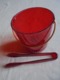Delcampe - Vintage - Seau/pot à Glace + Pince à Glaçons Plastique Rouge Années 70 - Autres & Non Classés