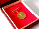 VINTAGE OLD RARE IN BOX BULGARIA MEDAL MINISTRY TRANSPORT EXCELLENT WORKER IN ORIGINAL BOX - Associations