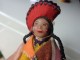 Delcampe - Petite Poupee H 10cm Folklorique Pays A Identifier (perou-mongolie ????)tete En Terre Cuite-membres En Fil De Fer - Andere & Zonder Classificatie