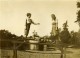 Vie Quotidienne En France Jeu D'enfants Banc Ancienne Photo Amateur 1900 - Luoghi