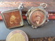 VINTAGE - 2 PENDENTIFS AVEC PHOTOS - COUPLE    - VOIR PHOTOS ' - Anciennes (Av. 1900)