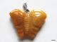 Pendentif Papillon Sculpté En Aventurine Jaune Orangé Pierre Semi-précieuse Naturelle  Un Joli Travail Sur Ce Pendentif - Perlen