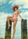 PIN-UP   Vintage  Ragazza Sul Pontile In Bikini Con Cappello Di Paglia - Pin-Ups