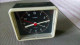 REVEIL VINTAGE TIMEX QUARTZ West Germany - Plastique - Noir & Blanc & Rouge - Fond Noir Carreaux - Fonctionne Avec Pile - Réveils