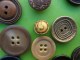 Delcampe - Lot De  Boutons Divers-verre-ceramique-militaire-art Deco-nacre-bakelite ? Etc... - Boutons