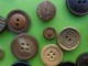 Delcampe - Lot De  Boutons Divers-verre-ceramique-militaire-art Deco-nacre-bakelite ? Etc... - Boutons