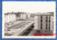 Photo Ancienne Snapshot - Ville à Situer - Automobile à Identifier Building Urbanisme Architecture Vintage HLM Immeuble - Automobili